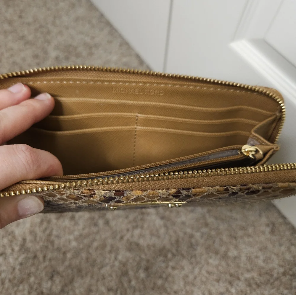 EUC Michael Kors Snakeskin Embossed Zipper Wallet
